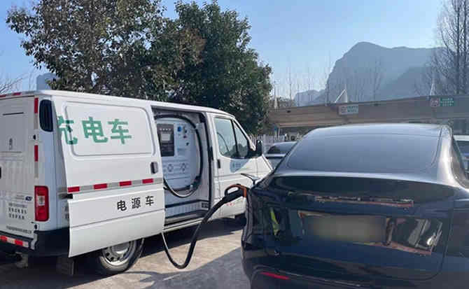 南华汽车搭电